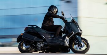 2023-Yamaha-XMAX300ASP-EU-Dark_Petrol-Action-019-03_Tablet